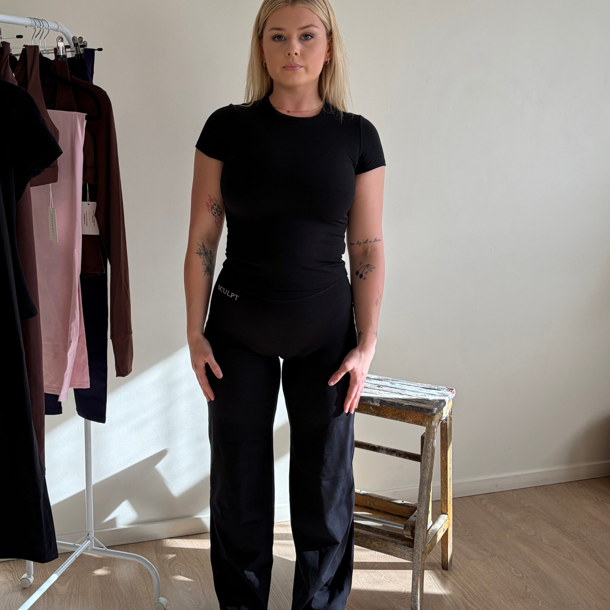 Contour tee-BLACK